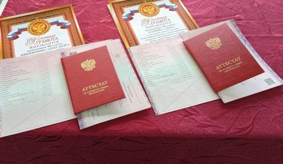 Нам школа в жизнь открыла дверь